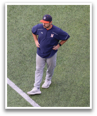A baseball player stands on the field, looking out towards the outfield. Contenido generado con IA