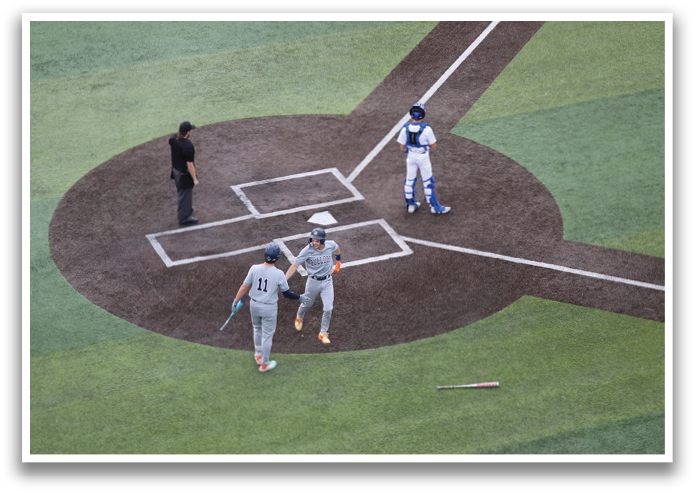 Three baseball players on a field, one holding a bat, another holding a baseball glove, and the third standing nearby. Contenido generado con IA