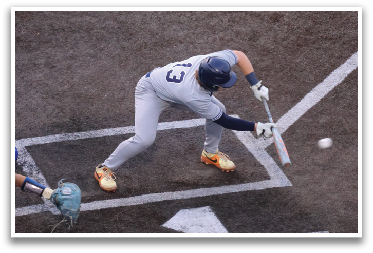A baseball player is swinging a bat at a ball, attempting to hit it. Contenido generado con IA
