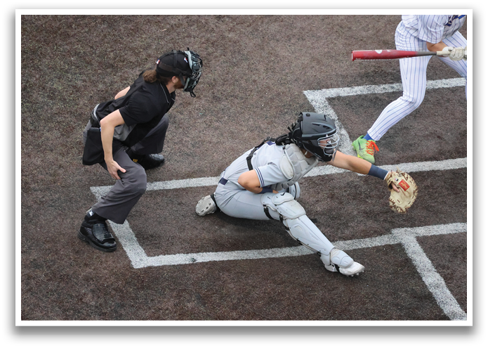A baseball player slides into home plate, trying to beat the catcher's throw. Contenido generado con IA