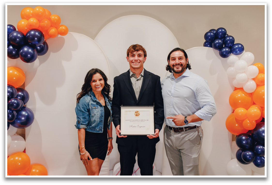 A man and two women pose for a picture in front of a white backdrop. The man is holding a certificate while the women stand beside him. Contenido generado con IA