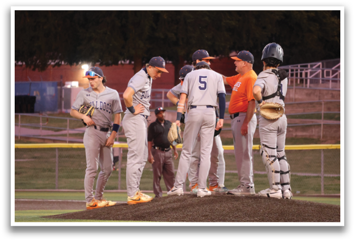 Baseball players standing on a mound, one wearing a black helmet. Contenido generado con IA
