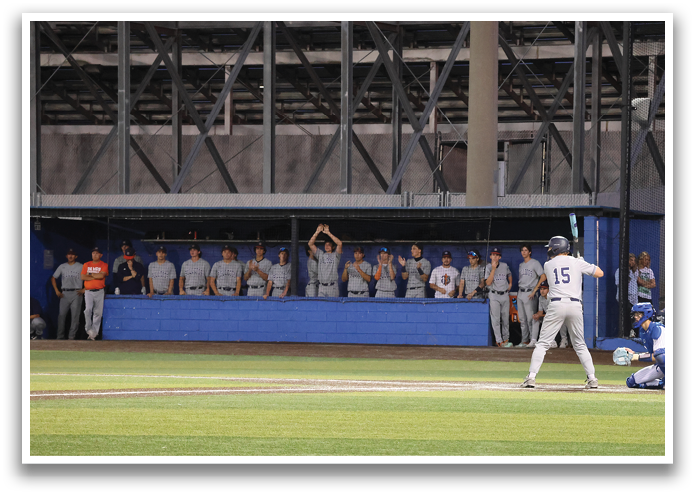 A baseball player is at bat, holding a bat and preparing to swing. The catcher is in position, ready to catch the ball. The umpire is also present, closely observing the play. The scene takes place on a baseball field, with a crowd of people watching the game. Contenido generado con IA
