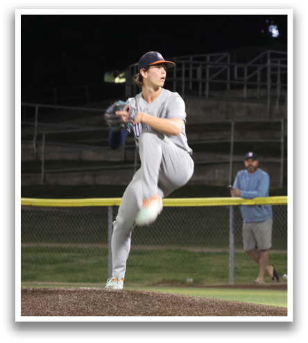 A baseball player in a grey uniform is pitching a ball on a field. Contenido generado con IA