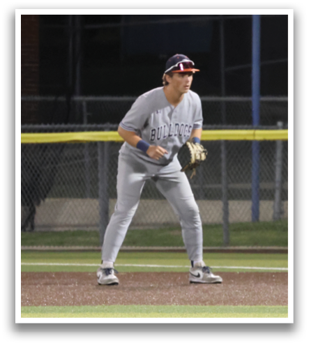 A baseball player is standing on the field, holding a baseball bat, and waiting for the pitch. Contenido generado con IA