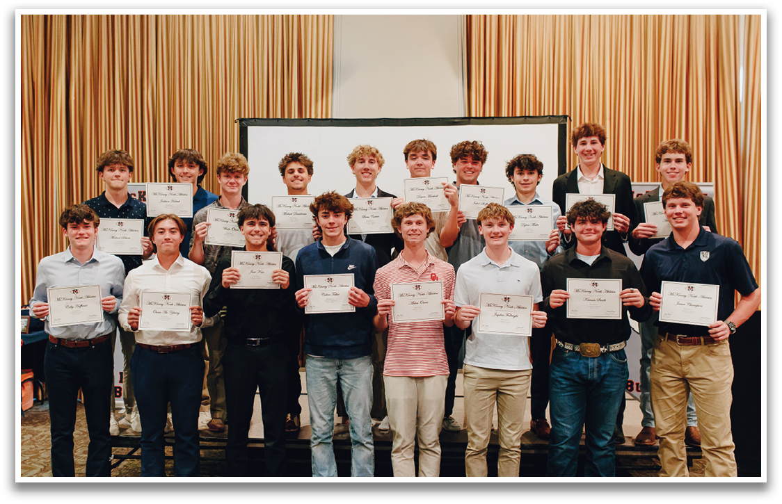 A group of young men stand in front of a screen, holding up their certificates. Contenido generado con IA
