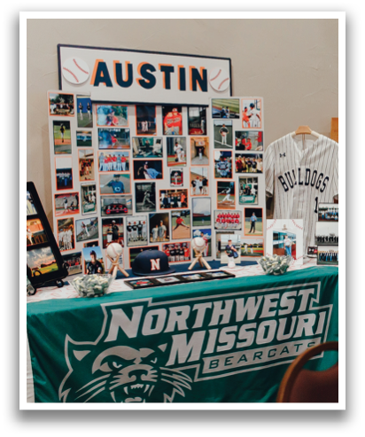 A table with a green tablecloth and a sign that says “Austin" on it. Contenido generado con IA