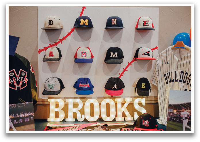A display of various baseball caps and jerseys, including a Bulldogs jersey. Contenido generado con IA