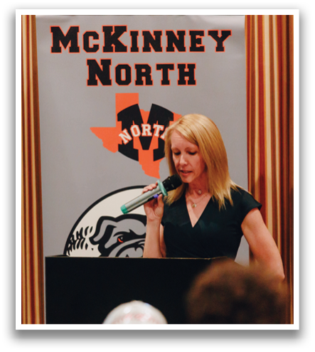A woman is speaking at a podium in front of a crowd. Contenido generado con IA