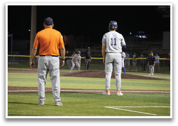 Two men are standing on a baseball field, one of them wearing a baseball glove. Contenido generado con IA
