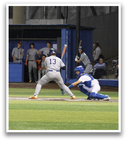 A baseball player is swinging a bat, while a catcher is in position to catch the ball. The scene takes place in a stadium with several spectators watching the game. Contenido generado con IA