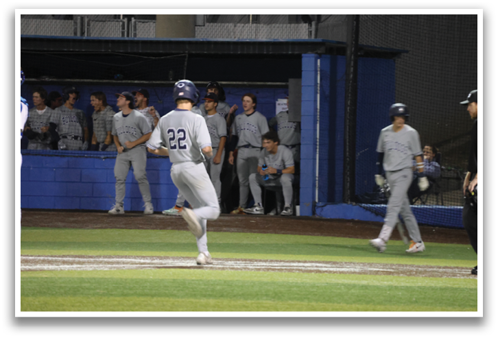 A baseball player is running towards home plate while the catcher and umpire watch. Contenido generado con IA