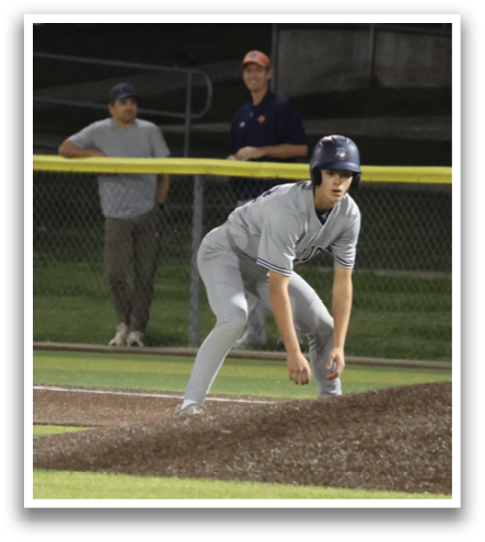 A baseball pitcher is in the process of throwing a ball. Contenido generado con IA