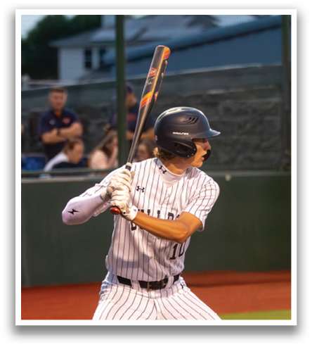 A baseball player is swinging a bat on a field, with a crowd of people watching. Contenido generado con IA