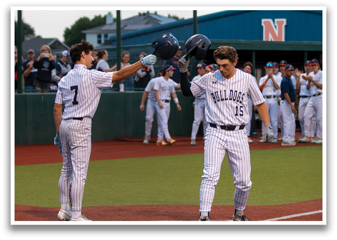 Two baseball players shake hands on the field. Contenido generado con IA