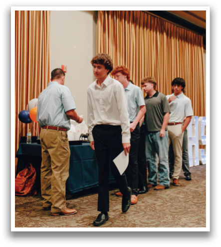 A group of young men stand in a line, waiting to be served. Contenido generado con IA
