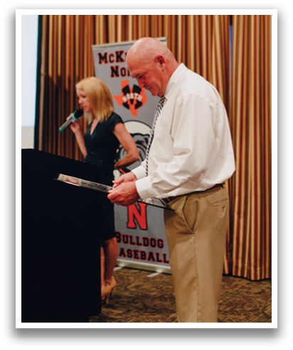 A man and a woman stand at a podium, both holding papers. Contenido generado con IA