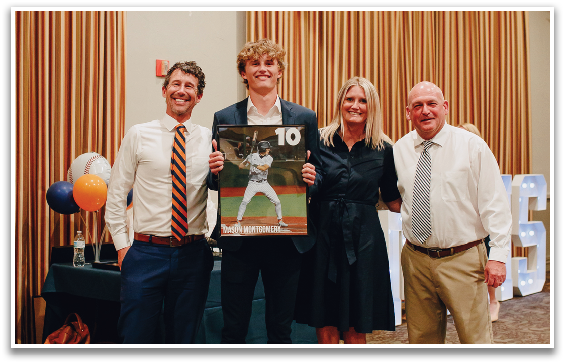Three people pose for a picture with a framed baseball jersey. Contenido generado con IA