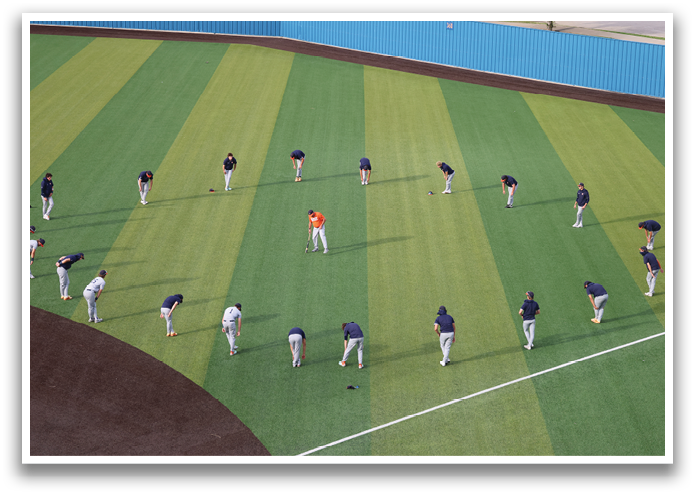 A group of men are playing baseball on a field. Contenido generado con IA