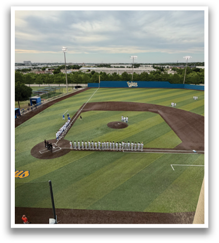 A baseball field with a group of people standing on it. Contenido generado con IA
