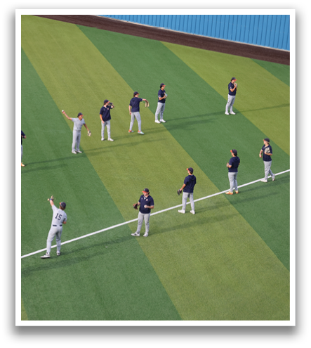 A group of men are playing baseball on a field. Contenido generado con IA