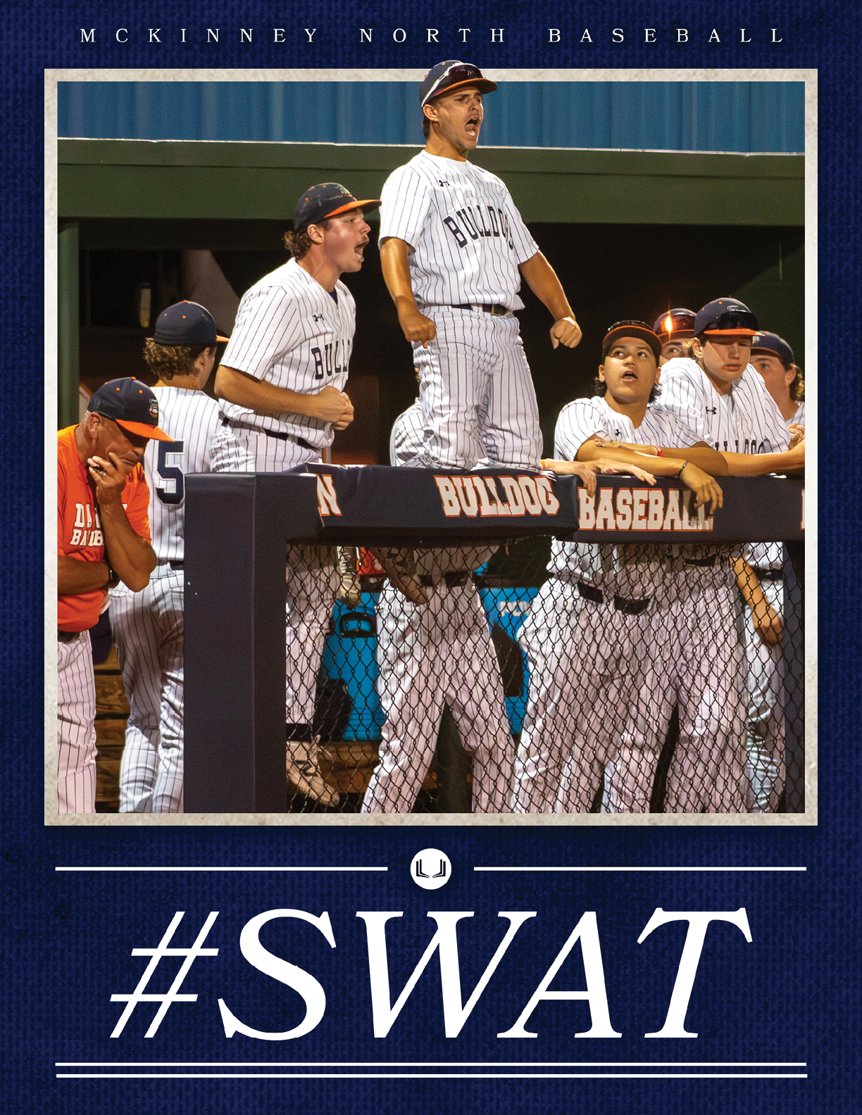 Baseball players on a field, one of them is standing on a fence. Contenido generado con IA