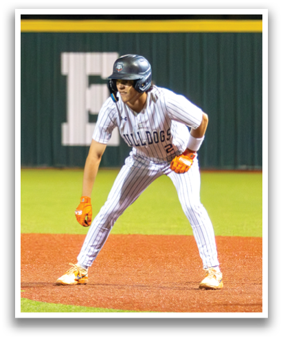 A baseball player is at home base, holding a bat and getting ready to hit the ball. Contenido generado con IA