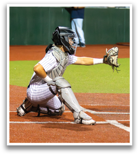A baseball player is in the process of catching a ball. Contenido generado con IA