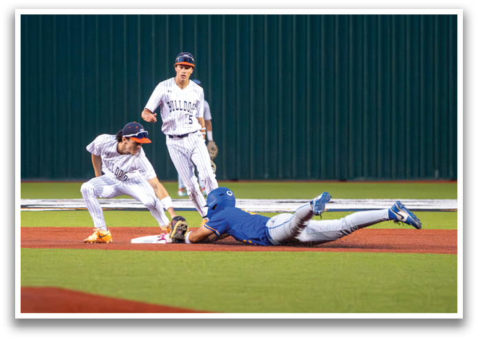 A baseball player slides into a base while another player tries to catch the ball. Contenido generado con IA