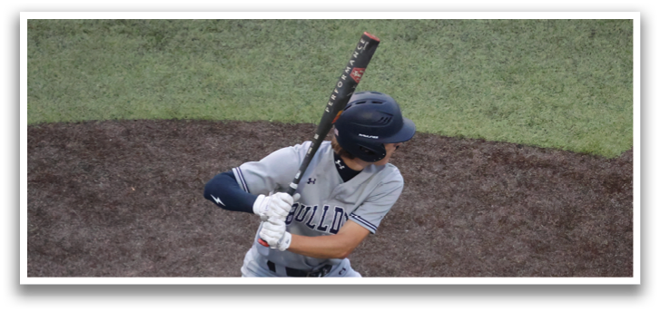 A baseball player is swinging a bat on a field, with a catcher and umpire behind him. Contenido generado con IA