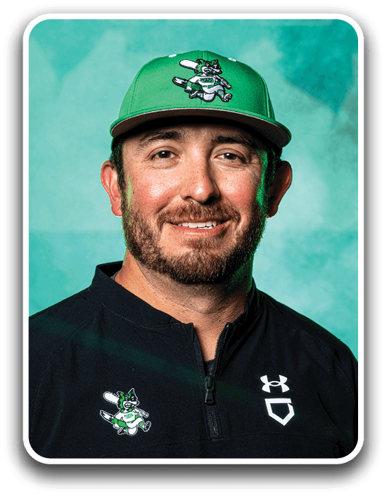 A man wearing a green hat and a black shirt is smiling for the camera. Contenido generado con IA