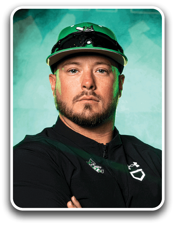 A man wearing a green hat and a black shirt is smiling for the camera. Contenido generado con IA