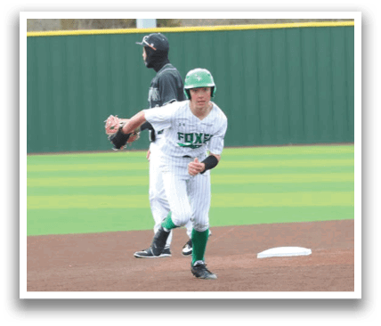 A baseball player is running towards a base while another player is throwing the ball. Contenido generado con IA