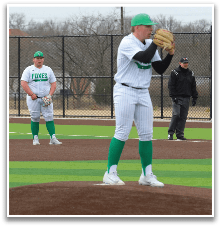 A baseball player in a white uniform stands on the pitcher's mound, holding a baseball glove. Contenido generado con IA