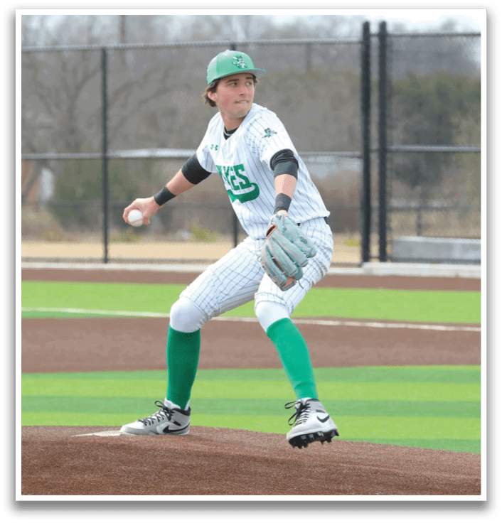 A baseball player in a white uniform is pitching a ball on a field. Contenido generado con IA