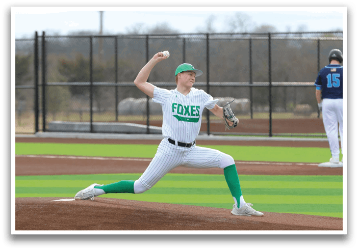 A baseball player in a green and white uniform is pitching a ball on a field. Contenido generado con IA