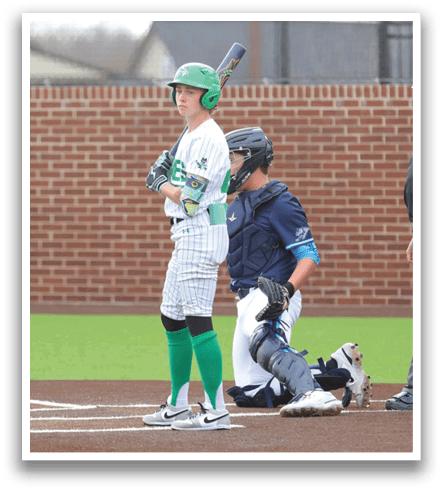 A baseball player is holding a bat, standing next to a catcher and an umpire. Contenido generado con IA