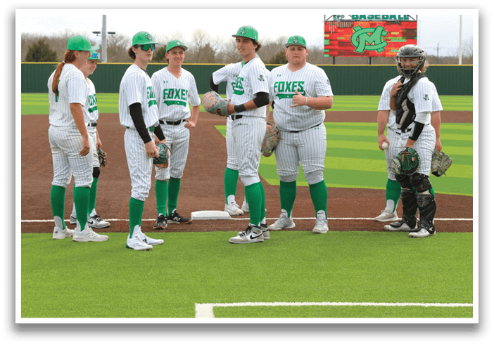 A group of baseball players standing on a field, some wearing green and white uniforms. Contenido generado con IA