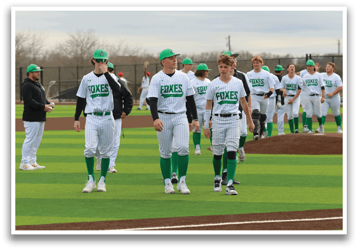 A group of young men wearing green and white uniforms are walking across a baseball field. Contenido generado con IA