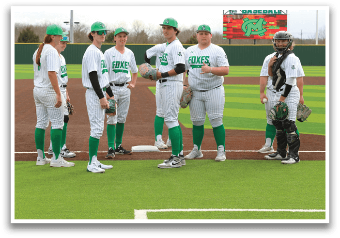 A group of baseball players standing on a field, some wearing green and white uniforms. Contenido generado con IA