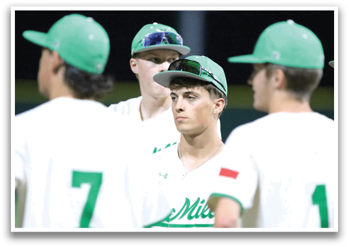 A group of young men wearing green hats and white shirts are standing together. Contenido generado con IA