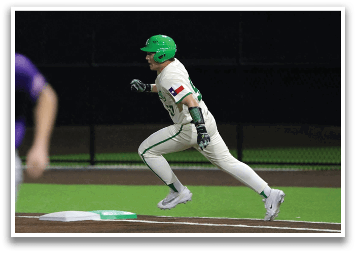 A baseball player in a green helmet is running towards a base. Contenido generado con IA