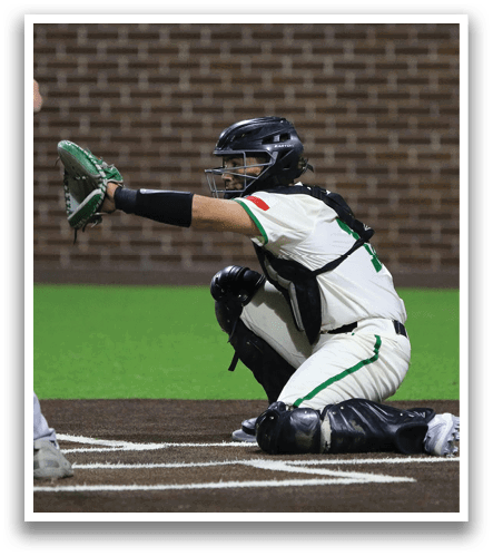 A baseball player is holding up his glove, ready to catch the ball. Contenido generado con IA