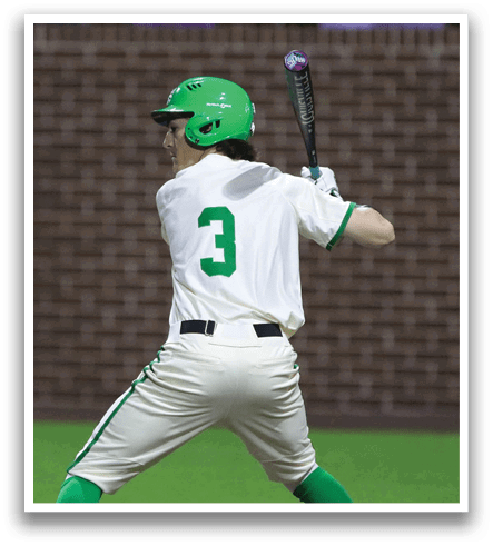 A baseball player in a white uniform is swinging a bat, preparing to hit the ball. Contenido generado con IA