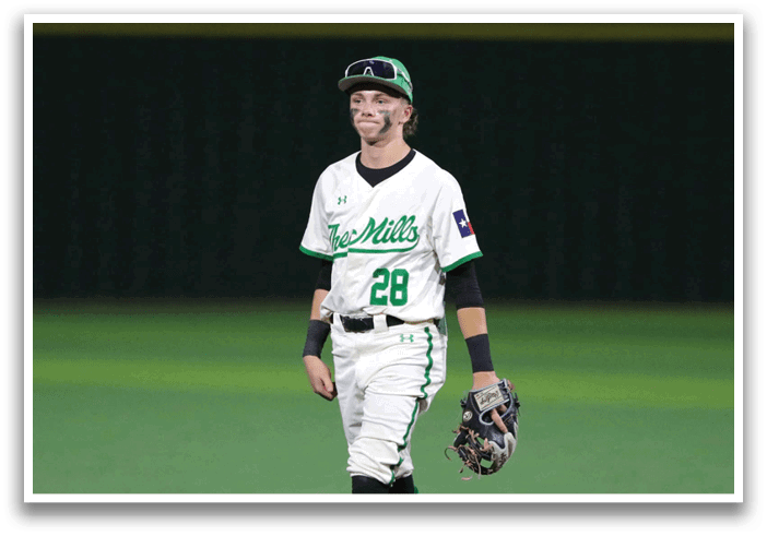 A baseball player wearing a white jersey with the number 22 on it. Contenido generado con IA
