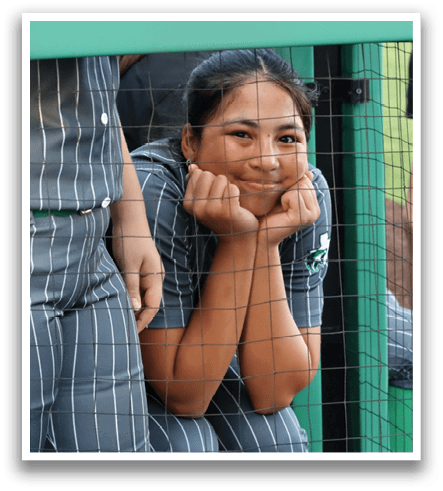 A woman is sitting in a cage, smiling. Contenido generado con IA