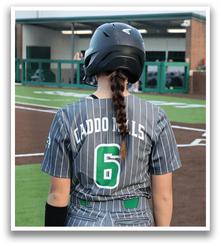 A female baseball player wearing a grey and green striped jersey with the number 6 on the back. Contenido generado con IA