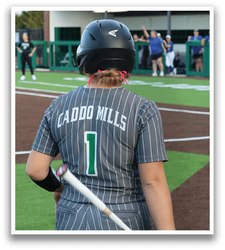 A female baseball player with the number 11 on her jersey is holding a bat. Contenido generado con IA