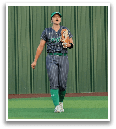 A female baseball player is running on the field, holding a baseball glove. Contenido generado con IA