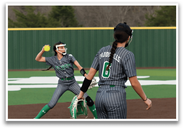 A woman in a grey and black striped outfit is playing softball. Contenido generado con IA